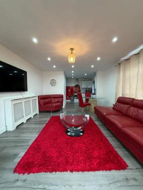 Cheerful 2 Bedroom Bungalow fully Furnished - Housity