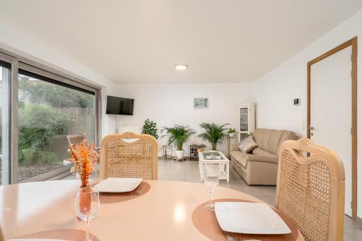 House with private parking & sauna near city centre and transport - Housity