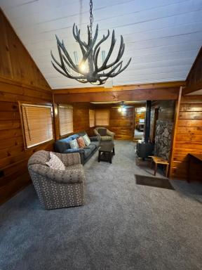 Crest Lodge Historic Mountain Inn - Housity