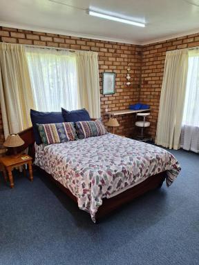 Woodpecker Bachelor Cottage - Housity