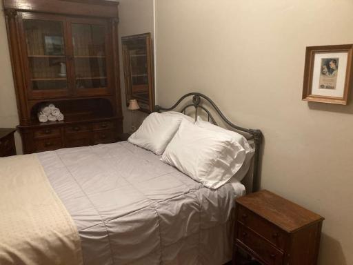 Queen Bed with Shared Bathroom in Lakeview - 2b - Housity