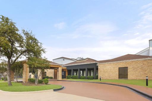 Super 8 by Wyndham Dallas Love Field Airport - Housity