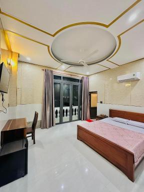 Golden Hotel - Housity