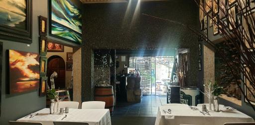 44 on Ennis Guest Lodge and Restaurant - NO LOAD SHEDDDING - Housity