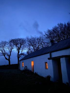 Thistle Thatch Cottage and Hot Tub - Mourne Mountains - Housity