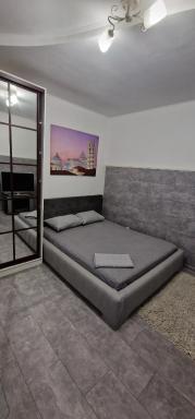 Біля Оперного театру - Housity