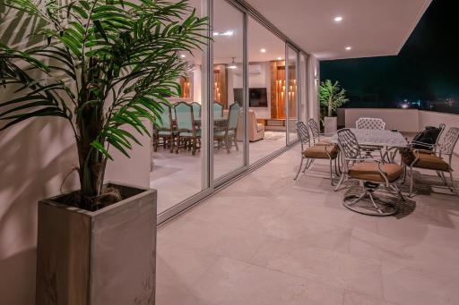 Beachfront · Private Beach New 5 Br + Pool Luxury Beach Home Vista Hermosa - Housity