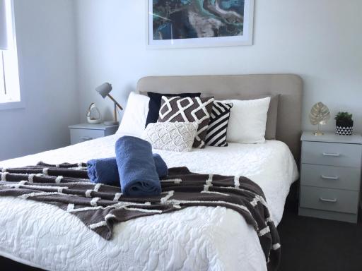 Discover Warilla - Bright and Airy Townhouse near the Beach and Lake - Housity
