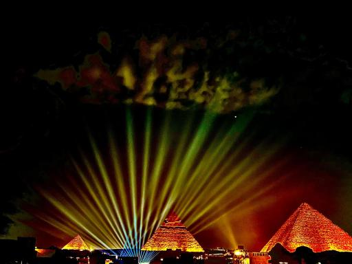 Pyramids moon view - Housity