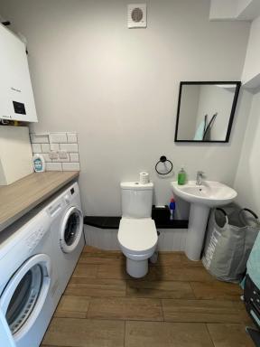 Gable House - Central Crewe - Private room, en-suite bathroom, free parking - Housity