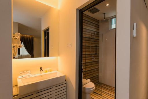 D Elegance Hotel - Housity