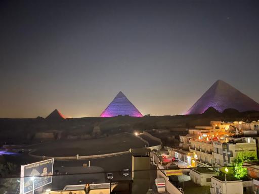 Happy pyramids view - Housity