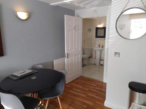 The Bath House Apartments - Free 1st breakfast - FREE parking - Housity