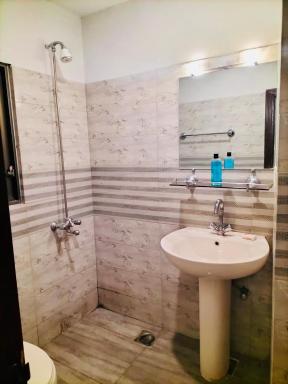 Luxurious & Comfy 1BHK Apartment, Wifi & SmartTV. - Housity