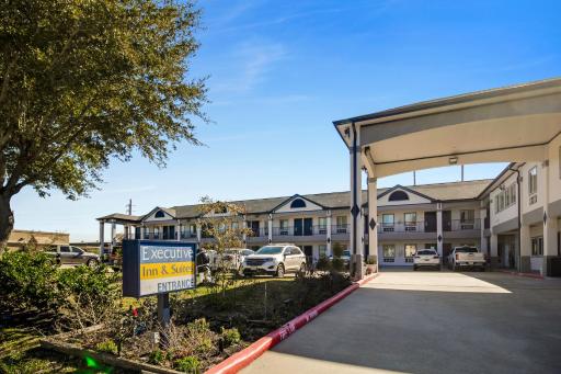 Executive Inn & Suites - Housity