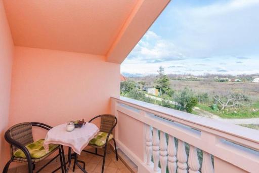 Family friendly apartment with a swimming pool - Housity