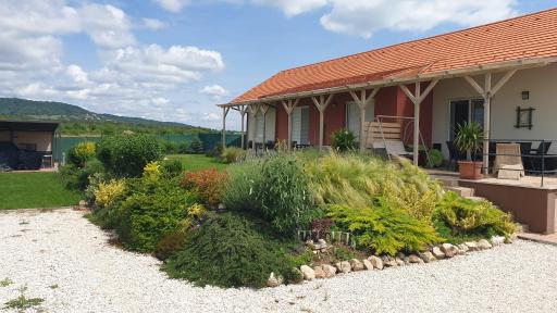 Búzavirág Apartmanház - Housity