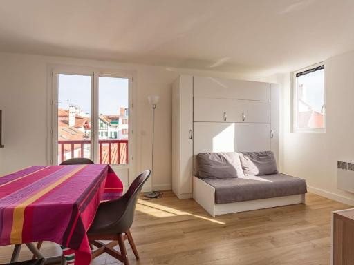 Appartement Moderne à 200m de la Plage avec Ascenseur en Plein Cœur de Saint-Jean-de-Luz - FR-1-4-566 - Housity