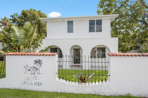 The Med Crescent Head - Housity
