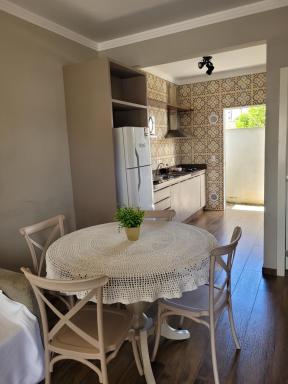 Excelente Sobrado Confortável no Centro de Tijucas Próximo as Praias - Housity
