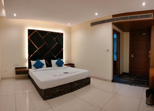 Hotel Hardiik Palace Inn Noida Sector 116 - Housity