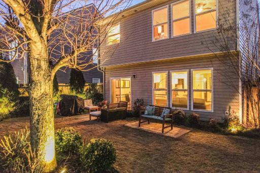 Suburban Family Retreat - Outdoor Garden -sleep 10 - Housity