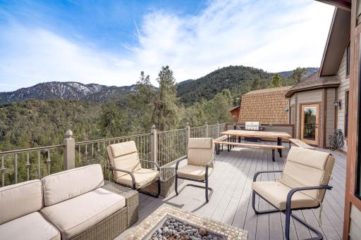 Pine Mountain Club Cabin with Private Deck and Views! - Housity