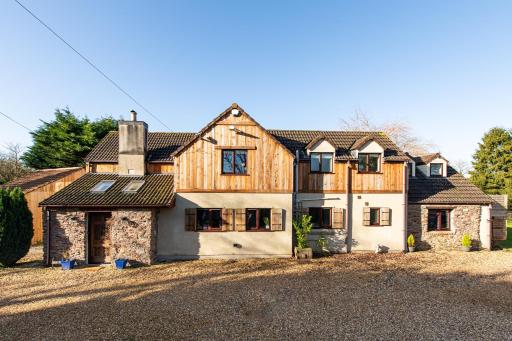 Cheerful 7-bedroom house with hot tub sleeps 24 - Housity