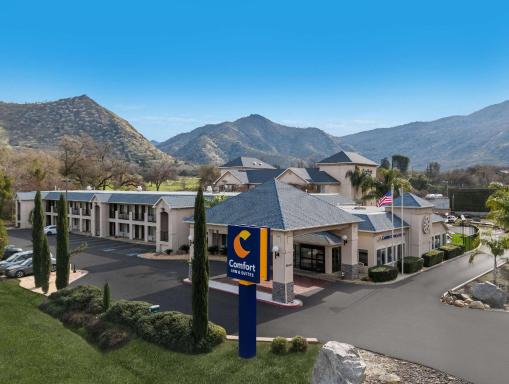 Comfort Inn & Suites Sequoia Kings Canyon - Housity