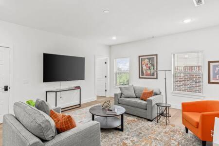 The O'Keeffe-2nd Floor Boutique Hotel Suite - Housity