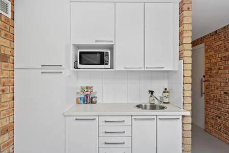 Hillside Retreat -Studio with Views - Housity