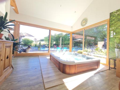 Chambres Familiales Confort avec Spa, Jacuzzi, Piscine et Vélo à Anould - FR-1-589-492 - Housity