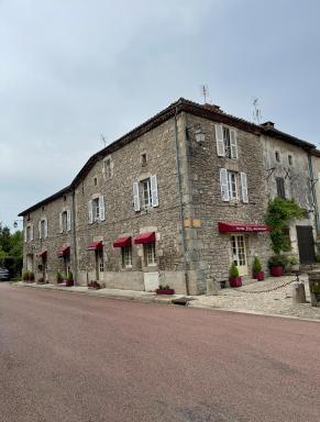 Douce Demeure - Hôtel-Restaurant de Mortemart - Housity