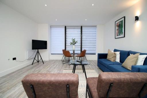 Contemporary Central Swindon 2BR, 3 beds - Parking - Housity