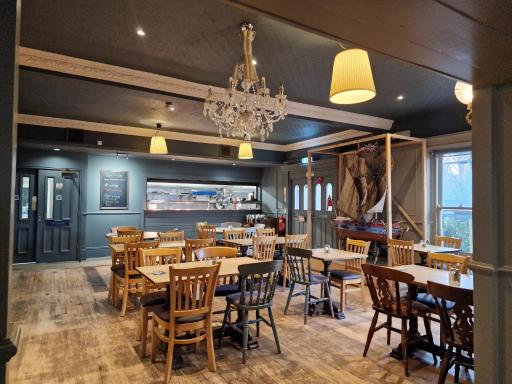 Royal Hotel, Bar & Grill - Housity
