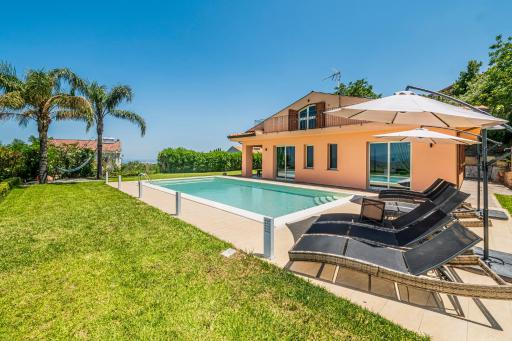 Delightful 4 Bed Villa with Heated pool & Jacuzzi Overlooking Aeolian Islands - Housity