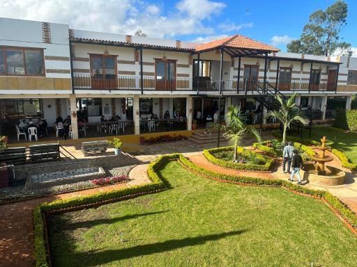 Hotel y Centro Comercial Valle del Pliosaurio - Housity