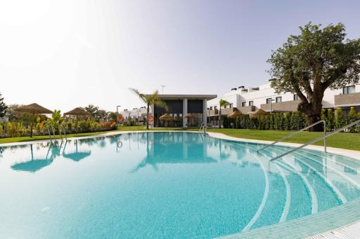 Modern four bedroom house with Golf Course views - Housity