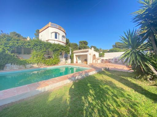 Beautiful Villa with Pool, Barbecue, and Garden - Housity