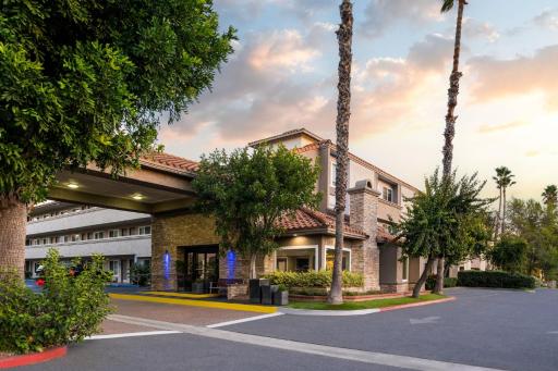 Holiday Inn Express Simi Valley by IHG - Housity