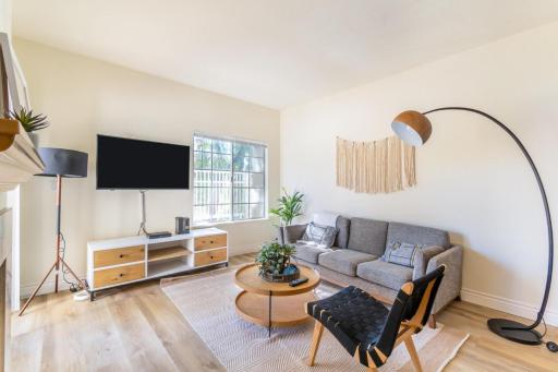 Thousand Oaks 2br near shopping dining bars LAX-1157 - Housity