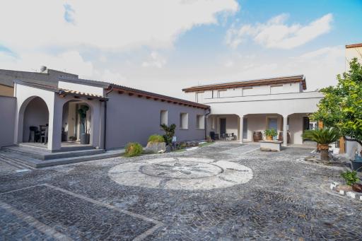 Domo San Leone Uta - Guest House Storica con Vasca Idromassaggio, Giardino e Parcheggio Privato - Housity