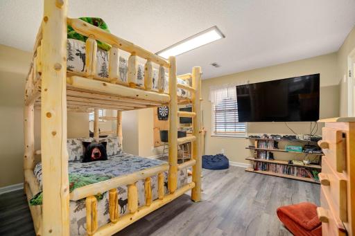 Strollin' Bear - Housity
