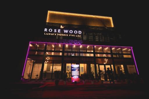 Rosewood Luxury Hotel - Housity