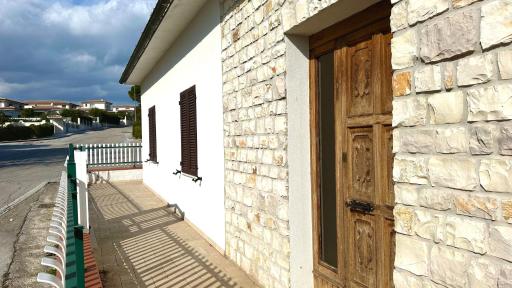 N192 - Numana, nuova villetta con portico - Housity