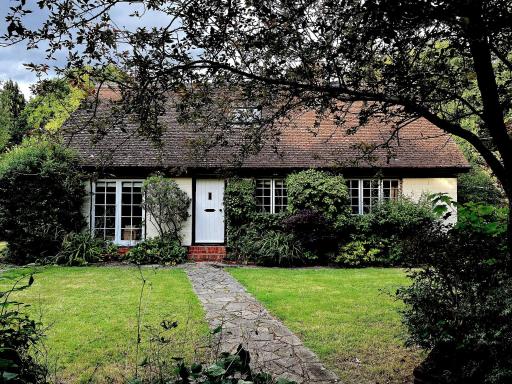 Picturesque 4 Bed Cottage Lingfield, Surrey - Housity