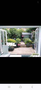 Homestay, Upmarket, Wimbledon & Southfields; beside tube; (20 mins to centre) walk to Tennis : - Housity