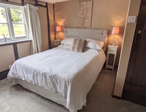 Comfy Cottage Homestay Nr Chelmsford. Free Parking Great Views. - Housity