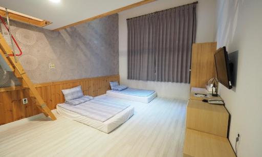 Aurora Hotel - Housity