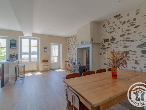 Maison Authentique sur 3 Niveaux avec Terrasse et Vue Loire - FR-1-622-38 - Housity